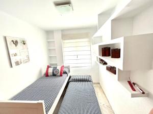 セビリアにあるHispalis Trianaの白い部屋(ベッド1台、窓付)