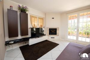 a living room with a television and a fireplace at Villa San Martino in San Martino della Battaglia