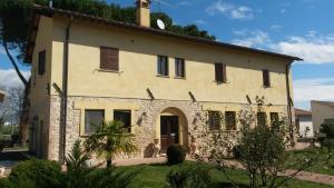 an old stone house with two cats sitting in front of it at Casale Malva in Narni