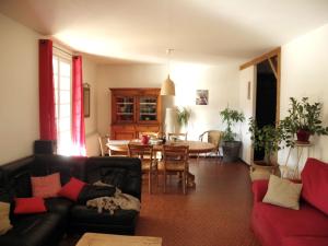 - un salon avec un canapé et une table dans l'établissement Gîte en Ardèche Méridionale - Les Berbéris, à Chandolas