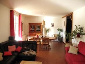 ein Wohnzimmer mit einer Couch und einem Tisch in der Unterkunft Gîte en Ardèche Méridionale - Les Berbéris in Chandolas