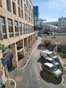 un parking avec des voitures garées devant un bâtiment dans l'établissement Studio sur le port de Toulon, à Toulon