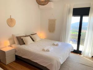 Castillo de AroにあるVilla with seaview at Platja d'Aro 11pのベッドルーム1室(白いベッド1台、タオル付)