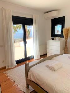 Castillo de AroにあるVilla with seaview at Platja d'Aro 11pのビーチの景色を望むベッドルーム1室(ベッド1台付)