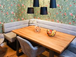 una mesa de madera con un bol de fruta. en Ferienhaus Altstadtchalet, en Schmallenberg