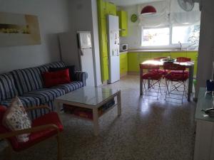 uma sala de estar com um sofá e uma mesa em El Vigía Beach. Mazagón em Mazagón