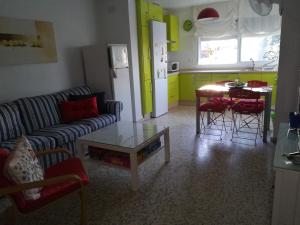 ein Wohnzimmer mit einem Sofa und einem Tisch in der Unterkunft El Vigía Beach. Mazagón in Mazagón