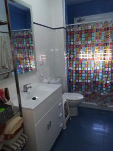 uma casa de banho com um lavatório, um WC e uma cortina de chuveiro. em El Vigía Beach. Mazagón em Mazagón