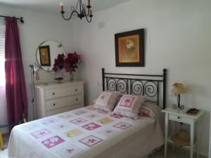 um quarto com uma cama e uma cómoda em El Vigía Beach. Mazagón em Mazagón