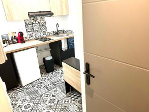 Kuchyňa alebo kuchynka v ubytovaní Hypercentre Toulouse 10 joli studio climatisé