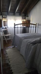 Un dormitorio con una cama con una manta. en Cortijo Molino los Justos, en Fuentes de Cesna