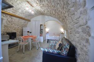 a living room with a couch and a table at B&B CASAVACANZE CHIESA MADRE in Carovigno