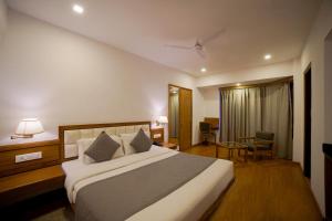Country Inn Premier Pacific Mall Road Mussoorie客房内的一张或多张床位