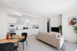 biały salon z kanapą i stołem w obiekcie Turquesa del Mar - Max Beach Golf - Large Sunny Terrace Apartment w mieście Playa Flamenca