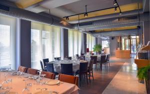 Restaurant o un lloc per menjar a Denizatı Plus Hotel
