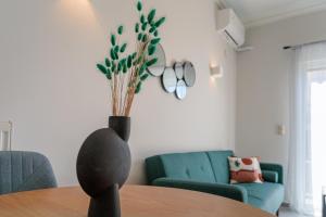 un jarrón sentado en una mesa en una sala de estar en Sunny & Modern apt for 3 persons, en Atenas
