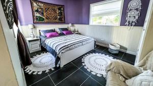 ティアスにあるVilla Canisのベッドルーム1室(紫の壁のベッド1台、窓付) +33枚の写真