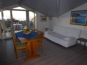 ein Wohnzimmer mit einem Bett und einem Tisch mit einer Obstschale in der Unterkunft Villa Giove in Terracina