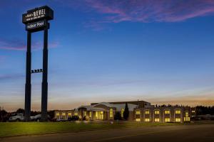 un panneau de rue devant un bâtiment dans l'établissement Revel Hotel Minot - SureStay Collection by Best Western, à Minot