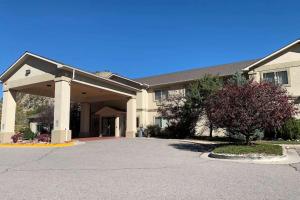 un gran edificio con una entrada delante de él en Wingate by Wyndham New Castle - Glenwood Springs, en New Castle