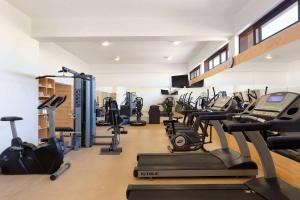 een fitnessruimte met loopbanden en crosstrainers bij Costa del Sol Wyndham Trujillo in Trujillo