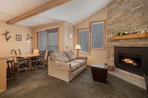 uma sala de estar com um sofá e uma lareira em Iron Horse C5083 condo em Winter Park