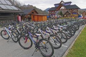 eine große Gruppe von Fahrrädern, die auf einem Parkplatz geparkt sind in der Unterkunft Penzión Pltník in Červený Kláštor
