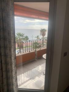 a room with a view of the ocean from a balcony at Acquamarina - vue mer in Nice