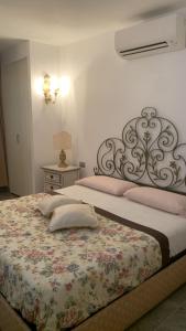 una camera da letto con un grande letto con una coperta floreale di Acquamarina - vue mer a Nizza