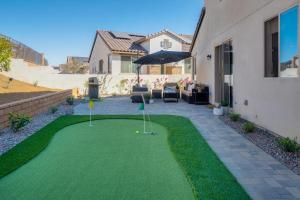 een tuin met een putting green met golfballen erop bij Enjoy a stay @ Casa de Fore!Play! New Townhome! in La Quinta