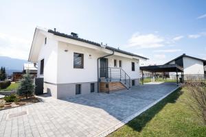 una casa blanca con un patio delante en Home Away From Home, en Radovljica