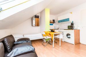 ein Wohnzimmer mit einem Sofa und einem Tisch in der Unterkunft Easy Apartments Work and Stay Cologne in Köln
