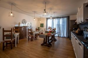 a kitchen and dining room with a table and chairs at B&B Quattro Stagioni Charme and Wellness in Besnate