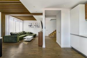 a living room with a green couch and a table at KOA - Memo Haus in Braşov