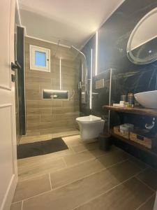 Bilik mandi di Resort Village +65 gambar