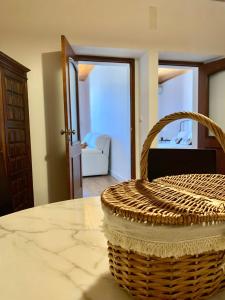 a wicker basket sitting on a table in a room at Casa do Rossio in Estremoz