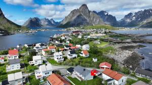 eine Luftansicht eines Dorfes in den Bergen in der Unterkunft House in the heart of Lofoten with spectacular view in Reine