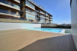 Basen w obiekcie GALIHOST - Apartamento con piscina en Canelas, Sanxenxo lub w pobliżu