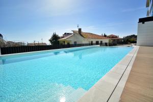 Basen w obiekcie GALIHOST - Apartamento con piscina en Canelas, Sanxenxo lub w pobliżu