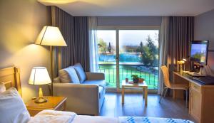 ein Hotelzimmer mit Bett und Blick auf einen Pool in der Unterkunft Denizatı Plus Hotel in Istanbul