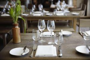 stół z kieliszkami do wina, talerzami i naczyniami w obiekcie Egoist luxury Hotel w mieście Baku