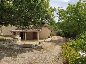 Vonkajšia záhrada v ubytovaní Gîte de la Tride B avec terrasse proche du centre