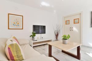 Televízia a/alebo spoločenská miestnosť v ubytovaní C9 Roomy Luminous 5 Bedroom in Town