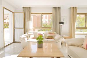 Posedenie v ubytovaní C9 Roomy Luminous 5 Bedroom in Town