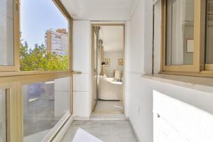 Kúpeľňa v ubytovaní C9 Roomy Luminous 5 Bedroom in Town + 17 fotografií