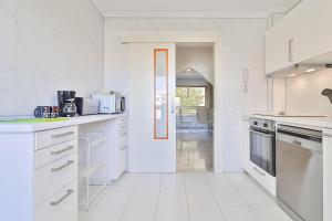 Kuchyňa alebo kuchynka v ubytovaní C9 Roomy Luminous 5 Bedroom in Town