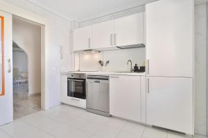 Kuchyňa alebo kuchynka v ubytovaní C9 Roomy Luminous 5 Bedroom in Town
