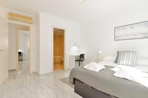 Posteľ alebo postele v izbe v ubytovaní C9 Roomy Luminous 5 Bedroom in Town