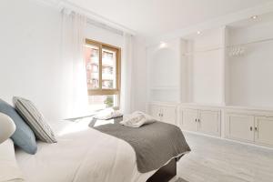 Posteľ alebo postele v izbe v ubytovaní C9 Roomy Luminous 5 Bedroom in Town