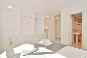 Posteľ alebo postele v izbe v ubytovaní C9 Roomy Luminous 5 Bedroom in Town